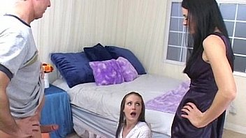 Телка в белоснежной футболке занимается порно с спутником на кроватки
